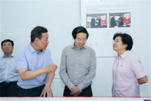 馬維理董事長(zhǎng)向劉局長(zhǎng)介紹“全國十佳文博技術(shù)產(chǎn)品”-字畫古籍高清拍攝修復(fù)儀