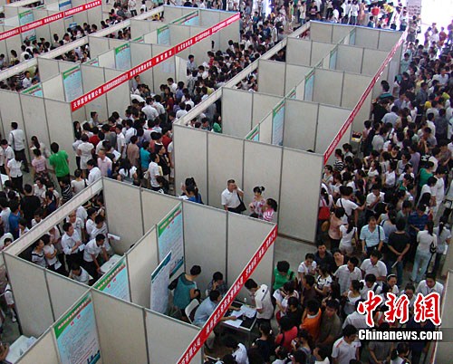 圖為招聘會(huì)現(xiàn)場人山人海的求職者。中新社發(fā) 付美斌 攝