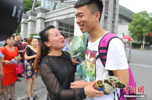 資料圖：家長(zhǎng)給考生送上鮮花。王康明 攝