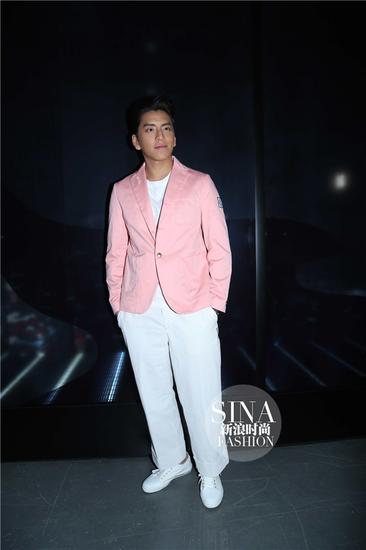 王大陸粉色西服亮相秀場(chǎng)