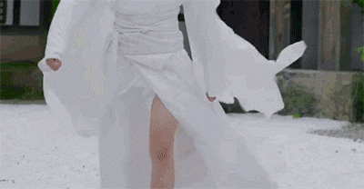 總不能全像九王一樣穿上高開叉的透視裙吧！