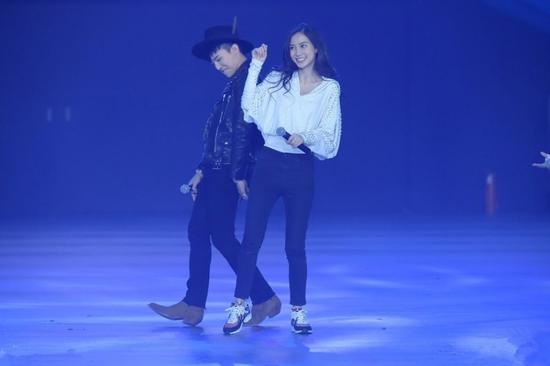 偶像面前，baby變羞澀少女