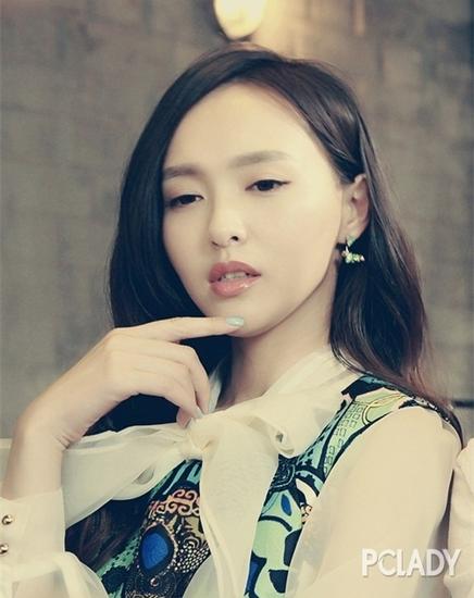 側(cè)分長(zhǎng)卷發(fā)