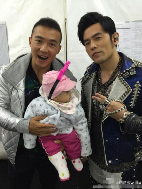 劉畊宏抱孩子與周杰倫合影 周董賣(mài)萌逗小朋友