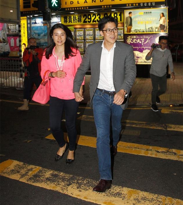 慶祝結(jié)婚四周年時(shí)，郭晶晶已有孕味