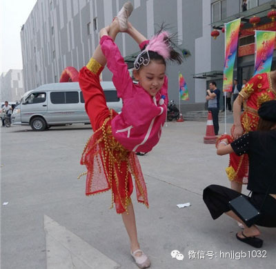 先練練功，為一會(huì)兒的演出做準(zhǔn)備