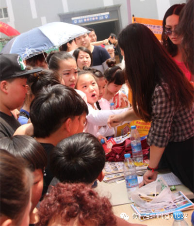 禮品領(lǐng)取處，這是要把工作人員圍攻的節(jié)奏啊。