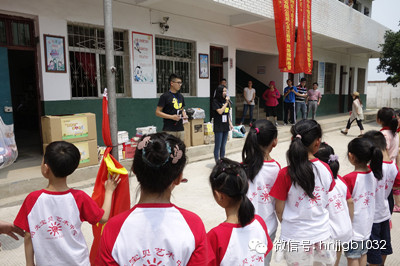 財富1032主播鄧語、張哲主持了捐助儀式