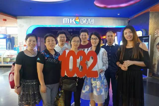 認(rèn)識(shí)的不認(rèn)識(shí)的，拍張合照就是朋友啦