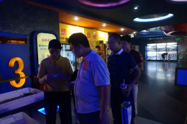 電影馬上開始，排隊(duì)入場(chǎng)嘍