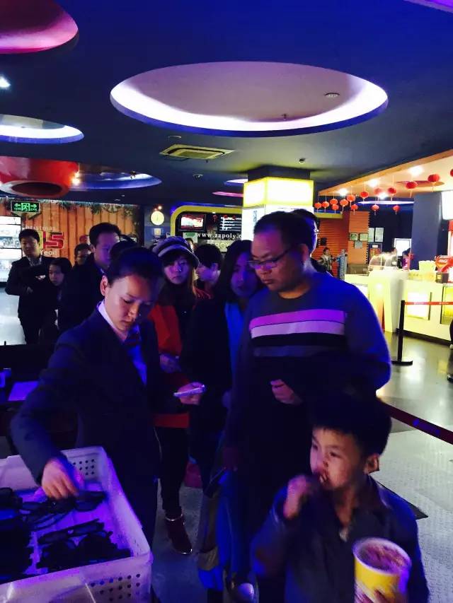 小朋友吃的好香??！爆米花和電影真是絕配喲