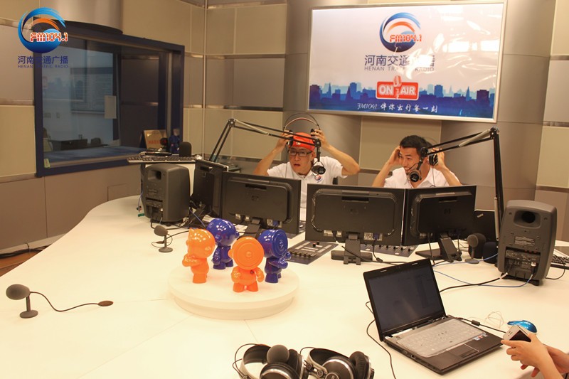 李憲和張弛怎么這么開心！又不是你們倆中獎了！