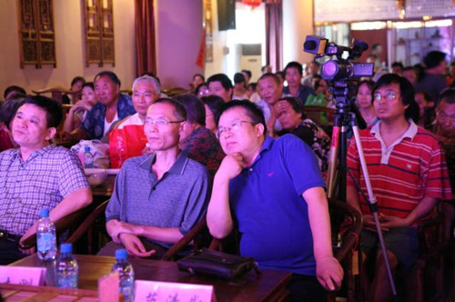 信息廣播總監(jiān)李金鋒（左1）、副總監(jiān)魏志剛（左2）、副總監(jiān)陳德年（左3）