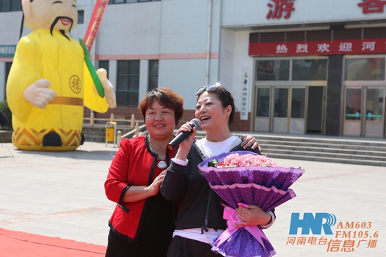 長壽山景區(qū)董事長、總經(jīng)理孫春花與主持人周迪