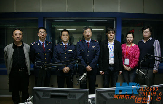 三門峽市工商局局長(zhǎng)郭群一行在直播間