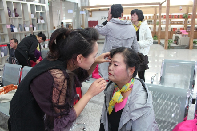 活動開始前，教育廣播女主播幫參與活動演出的老人化妝