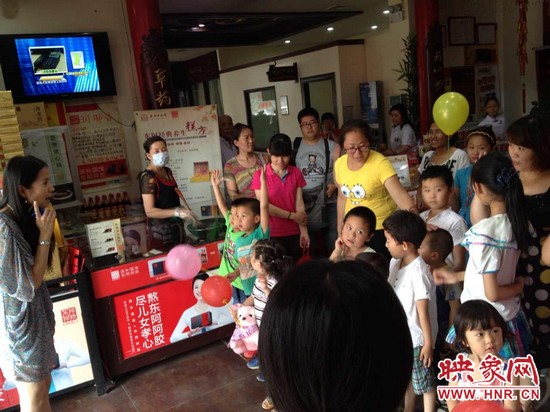 活動開始前，1066城市之聲的主持人跟孩子們進行現(xiàn)場互動。