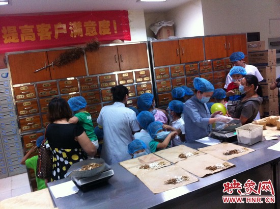 　　接下來，要進入到有中醫(yī)“博物館”之稱的中藥房去探秘啦！藥房那些小抽屜里面裝的是什么？孩子們很好奇