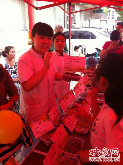 這是什么一，那又是什么？小腦袋不停的在思索，而小手和小鼻子也沒閑著，時不時地摸一摸、聞一聞！