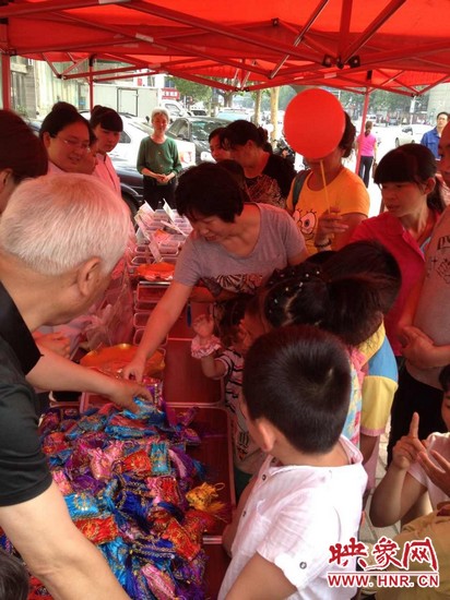 中醫(yī)館裝備了防蚊蟲、預(yù)防手足口等四個藥方，并把這些藥磨成粗粉，每個孩子把不同藥方粉裝如香囊?guī)Щ丶? complete=