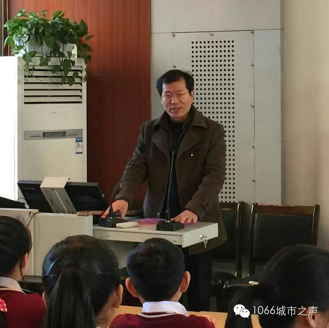 雙方領(lǐng)導(dǎo)講話，同學(xué)們聽得都好認(rèn)真??！