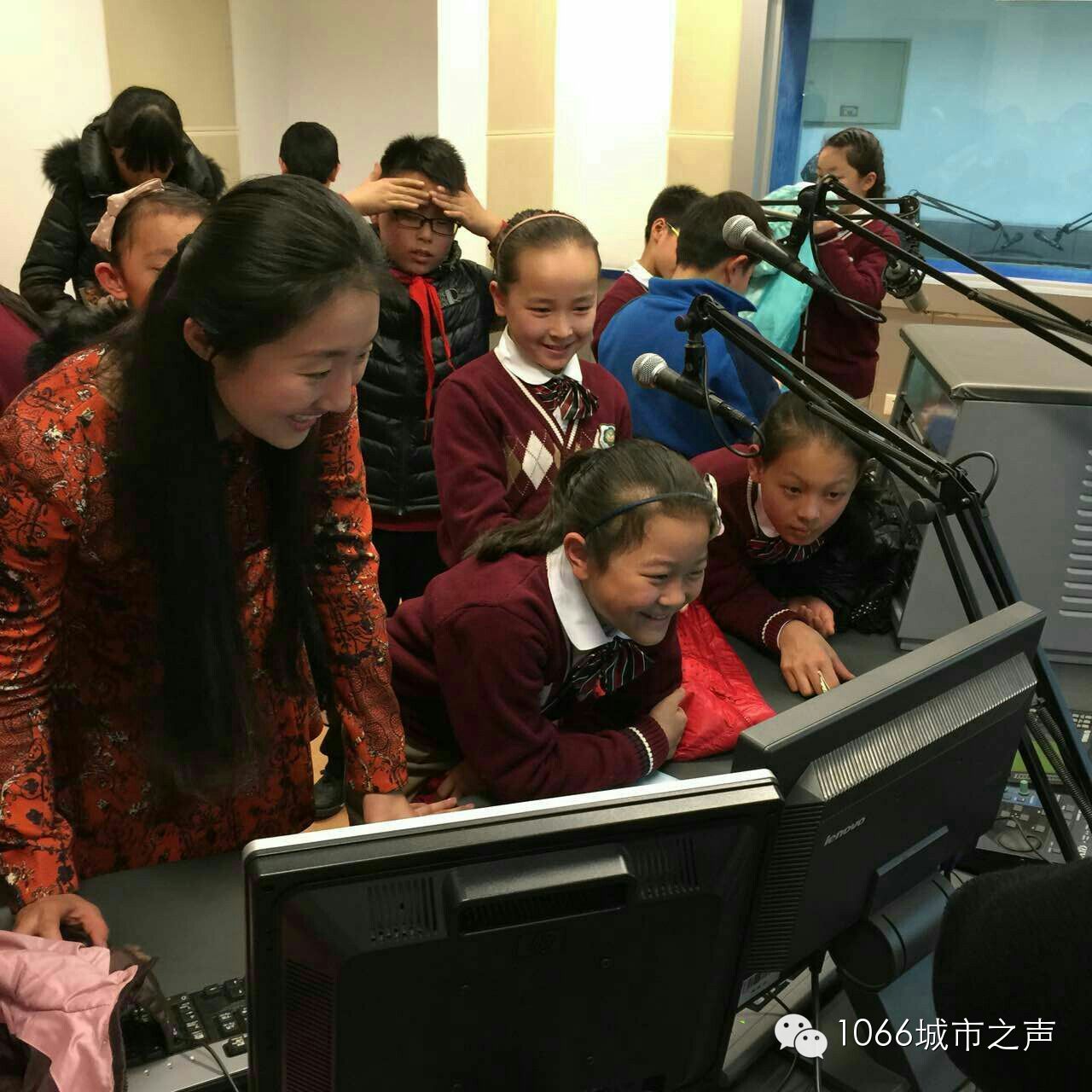 “好激動(dòng)，好激動(dòng)”！天天上學(xué)、放學(xué)都從廣播大廈經(jīng)過(guò)，今天終于進(jìn)來(lái)了！