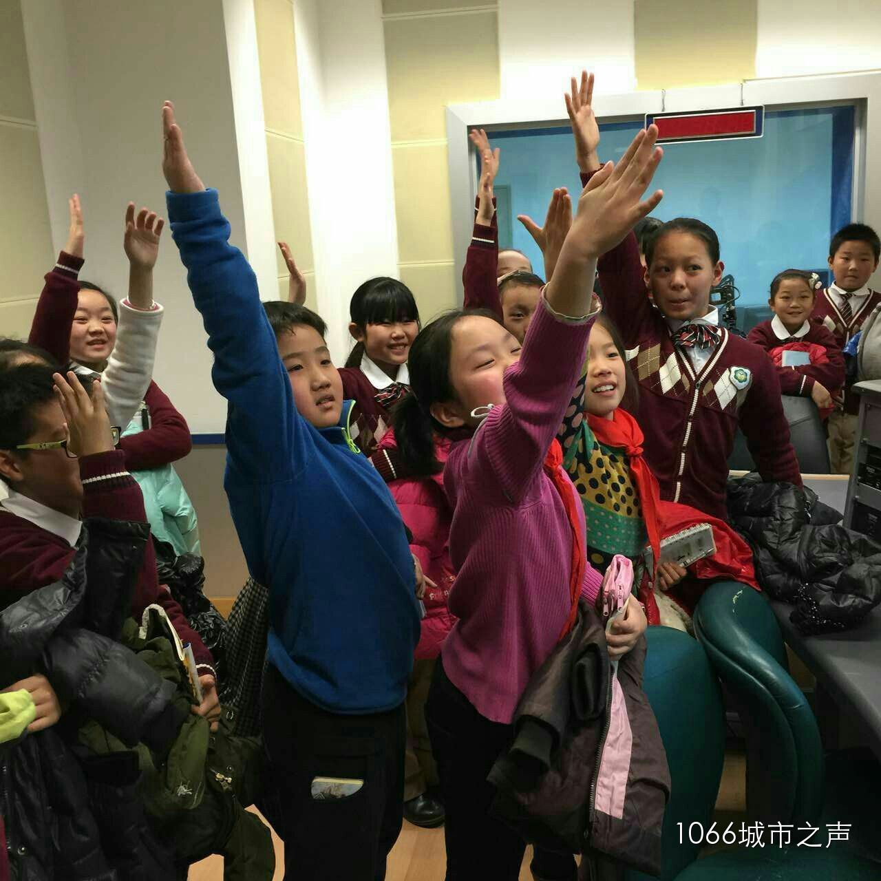 第一次體驗(yàn)話筒前的感覺(jué)，同學(xué)們爭(zhēng)先恐后！