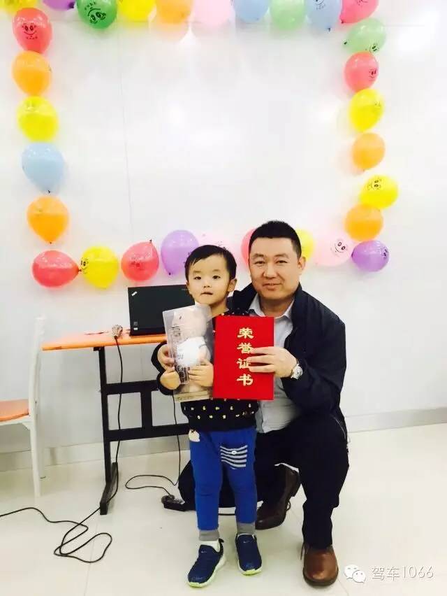 我是小小銀行家，來跟行長(zhǎng)合個(gè)影哦