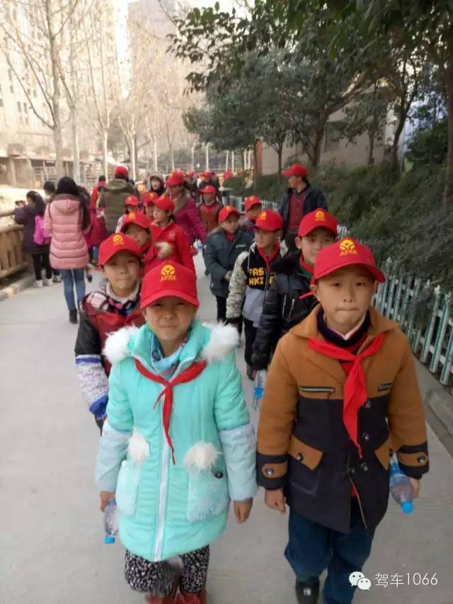 脖子上戴著紅領(lǐng)巾，頭上頂著小紅帽，排著整齊的隊(duì)伍——出發(fā)！