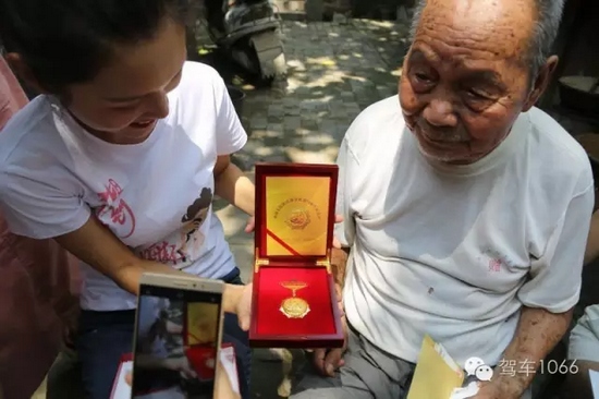 老兵聽不到我們?cè)谡f什么，今年98了。