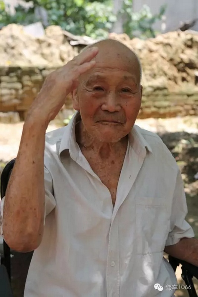 老兵身子骨不行了，九十多歲了……也許軍禮不那么標(biāo)準(zhǔn)了，但是這一幕還是感動(dòng)到了我們……