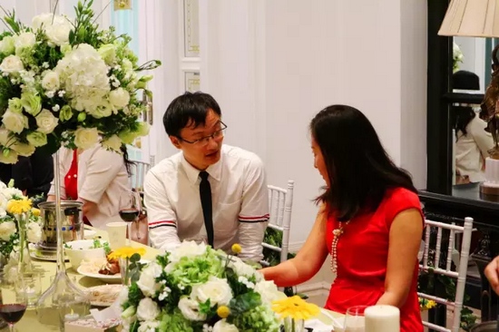 這種熱烈的氣氛，一直延續(xù)到飯桌上。