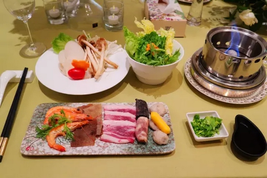 精致的小火鍋，用的是綠色燃料——乙醇。