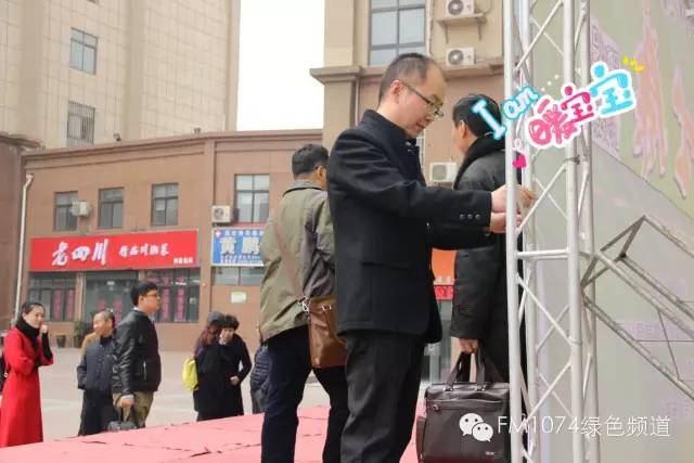 寒江副總監(jiān)親力親為，事無巨細(xì)。偶像真是暖暖惹人愛呢！