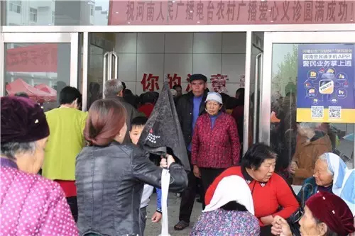 現(xiàn)場真是的人山人海，只能用太火爆三個(gè)字形容了！