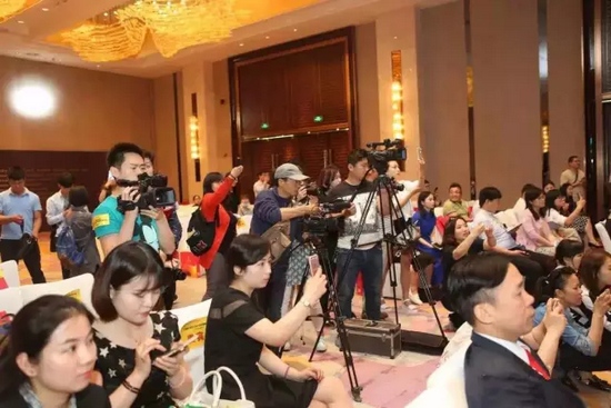 一時相機、攝像機齊閃