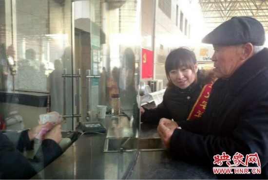 在陳思蕊的積極幫助下，老人順利的買到了發(fā)往合肥的5張車票。