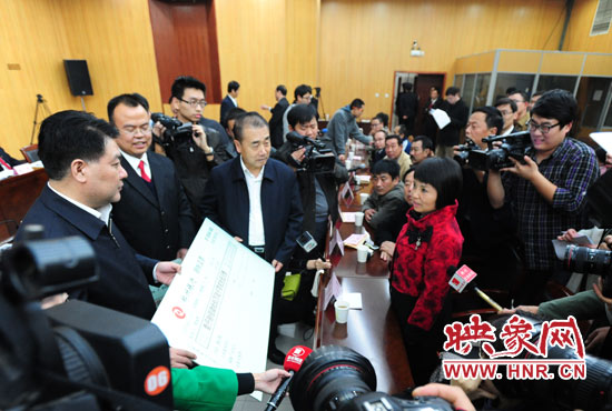 最高人民法院執(zhí)行局局長(zhǎng)劉貴祥、河南省高級(jí)人民法院院長(zhǎng)張立勇親手為申請(qǐng)執(zhí)行人員發(fā)放執(zhí)行款