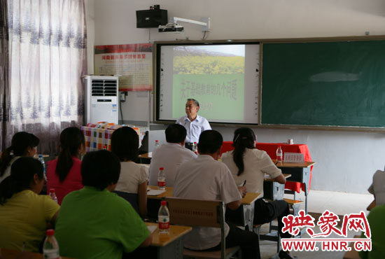 40余名教師認(rèn)真聆聽(tīng)講座。