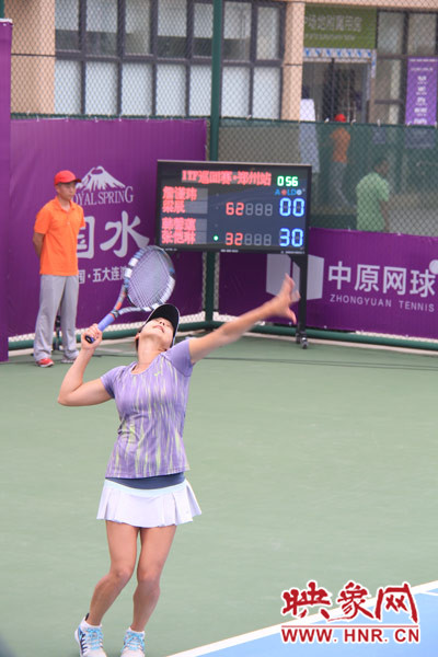 比賽中，發(fā)球瞬間