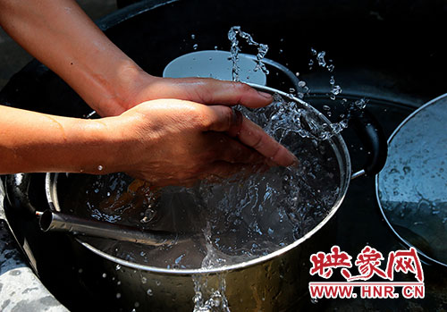 洗碗洗菜對于雙眼失明的張國敬來說，需要比常人花上更多的時(shí)間。