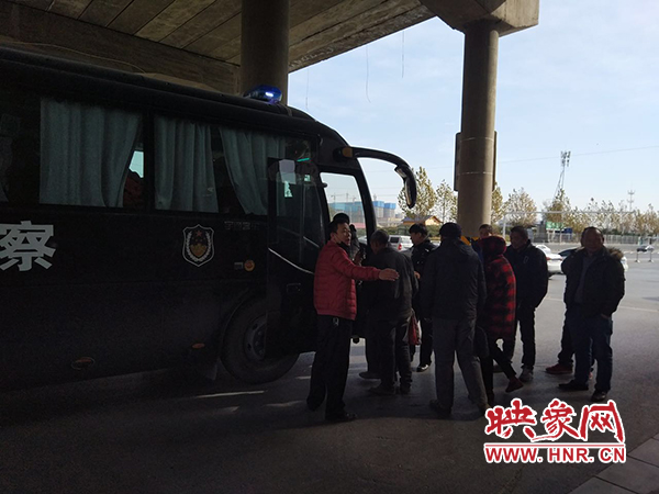 警方調(diào)來車輛，將超載人員轉(zhuǎn)運走