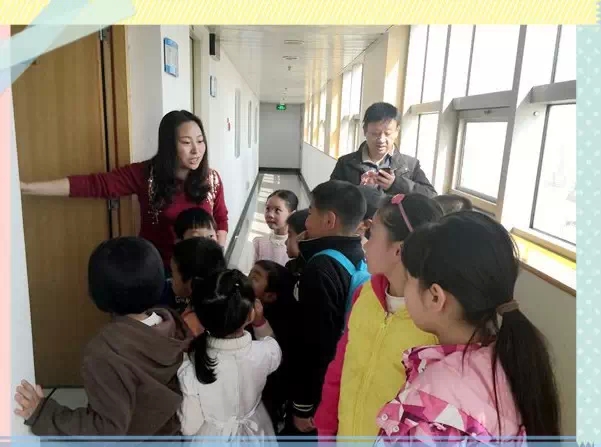 “別擠！”丁蘭姐姐說，這里就是電臺的總控機(jī)房，很重要的地方哦！