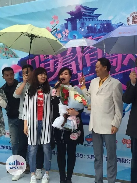 海波瞞著妻子，請來妻子的家人，耿梅驚喜感動，喜極而泣~