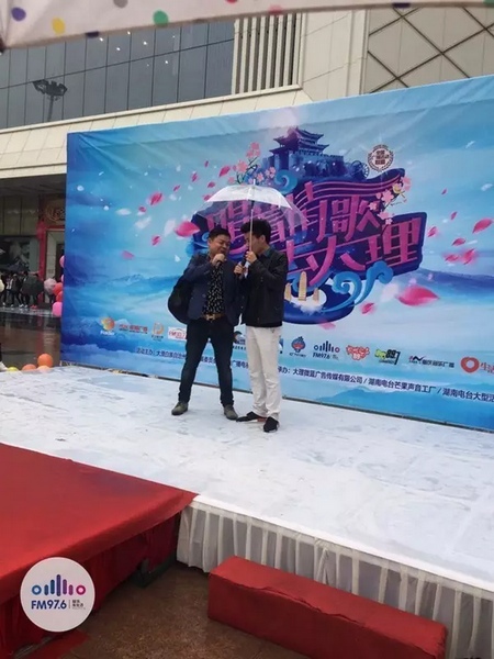 這位男士向遠(yuǎn)在家鄉(xiāng)的妻子隔空表白，勇氣真是大大的，您對妻子的愛，已經(jīng)超越萬水千山。