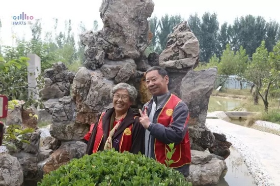 爺爺奶奶叔叔阿姨被盛運莊園的景致吸引，紛紛拍照留影