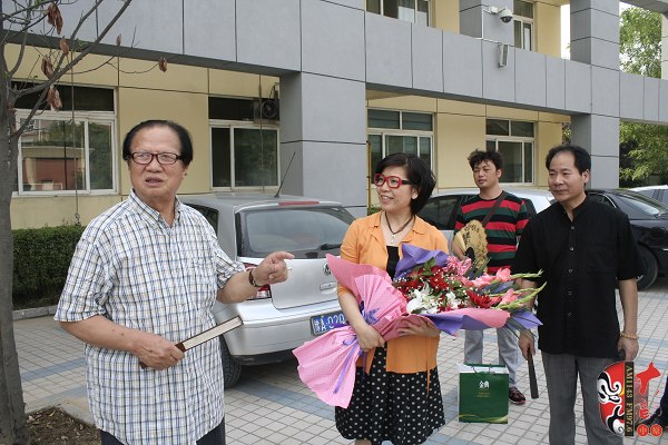  左起：著名豫劇表演藝術(shù)家賈庭聚、河南電臺戲曲廣播總監(jiān)木子、唐派再傳弟子郭志成等待看望馬云玲女士