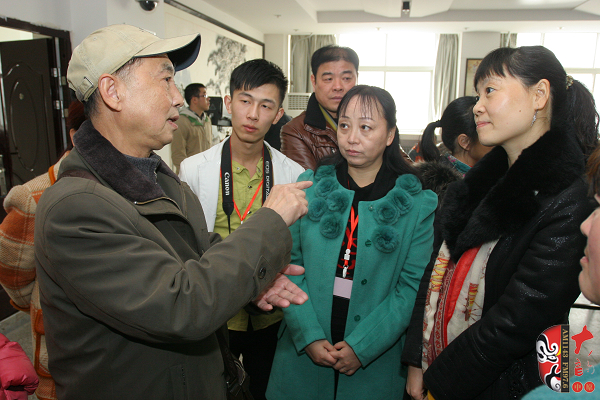 03著名黃梅戲表演藝術(shù)家、有“小董永”之稱的夏承平進(jìn)入比賽現(xiàn)場(chǎng)就被黃梅戲粉絲圍觀