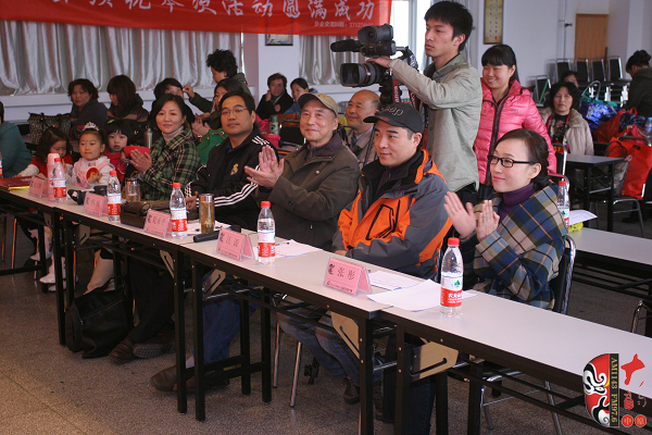 評(píng)委（左起）：河南電臺(tái)戲曲廣播《票友排行榜》河南十大名票黃立群、陜西戲曲廣播資深音樂編輯焦詠、著名黃