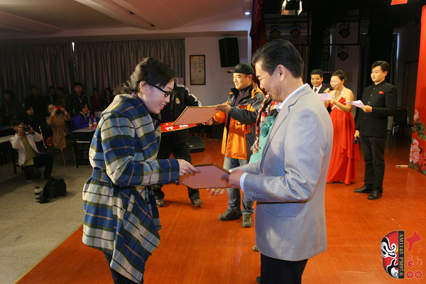 河南電臺(tái)戲曲廣播副總監(jiān)張彤、安徽戲曲廣播副總監(jiān)汪源、陜西戲曲廣播資深音樂編輯焦詠為晉級(jí)選手頒發(fā)晉級(jí)牌